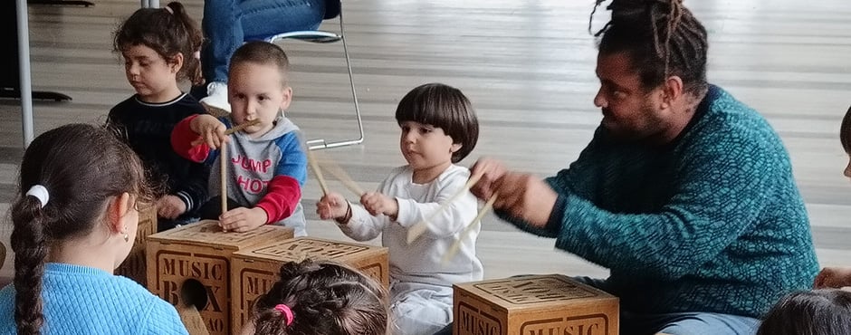 Muziek versterkt nieuwkomersonderwijs 1 Foto 2 muziekartikel De Regenboog Oldenzaal jongen kinderen 940x370 1